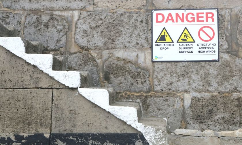 危険の表示が近くの階段の壁に貼られている様子